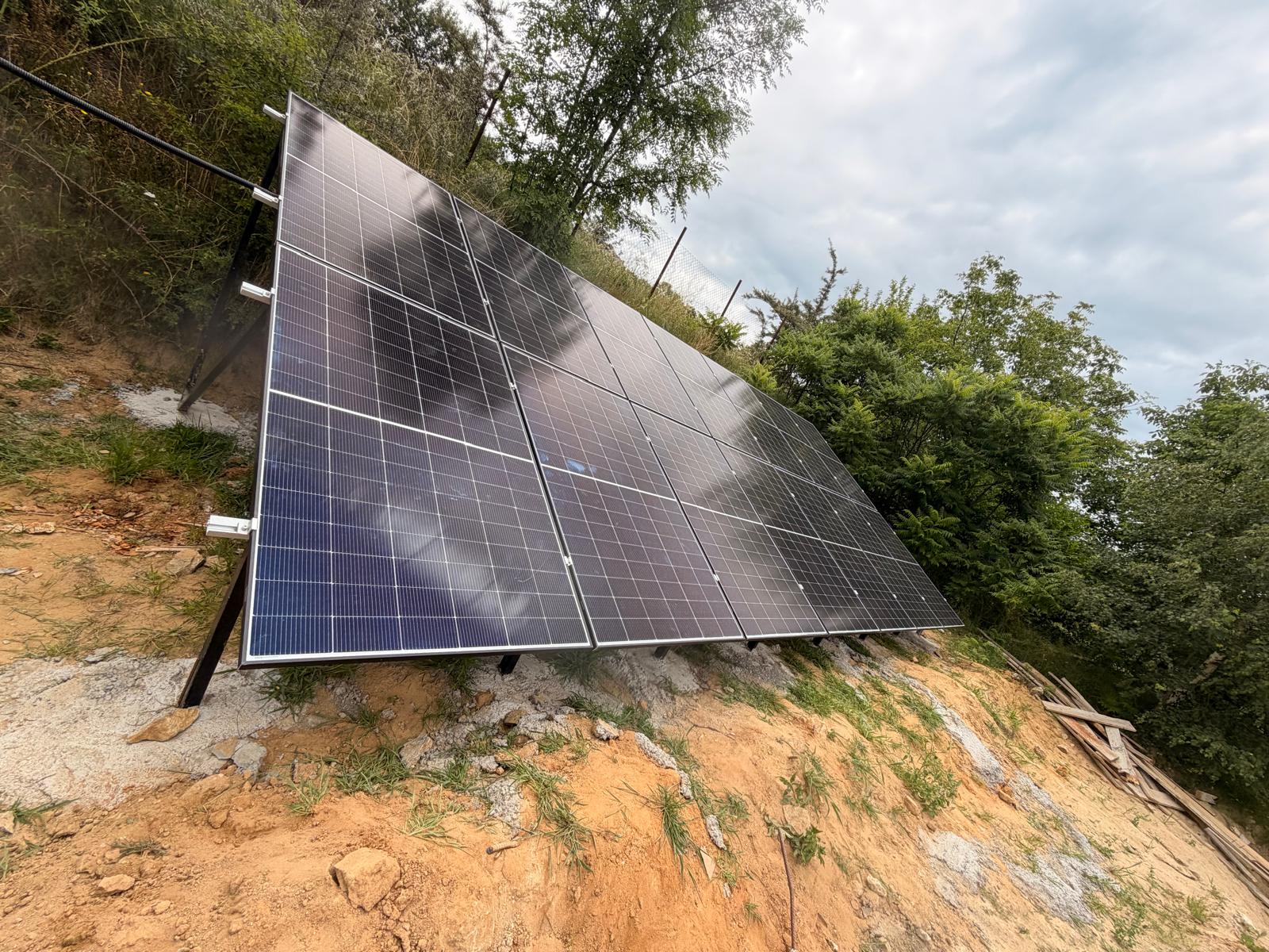 Structură de panouri fotovoltaice la sol