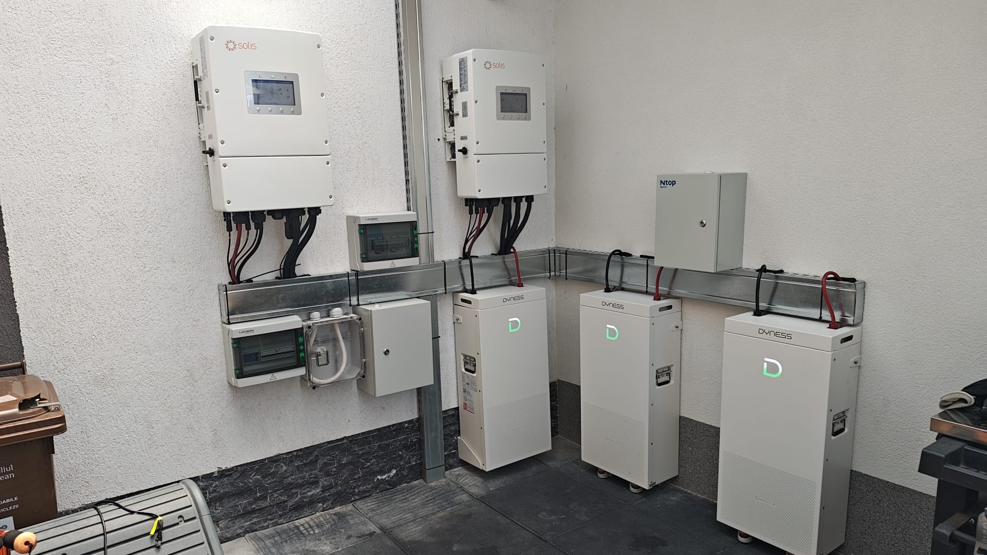Invertoare și baterii instalate