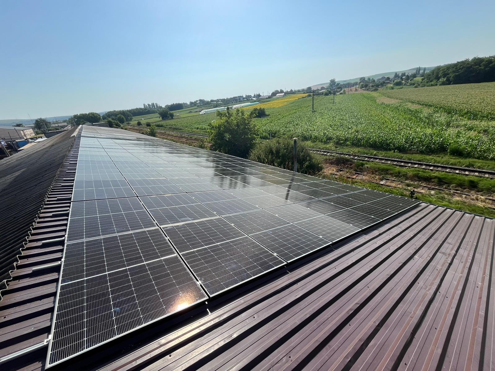 Panouri fotovoltaice instalate pe un acoperiș metalic