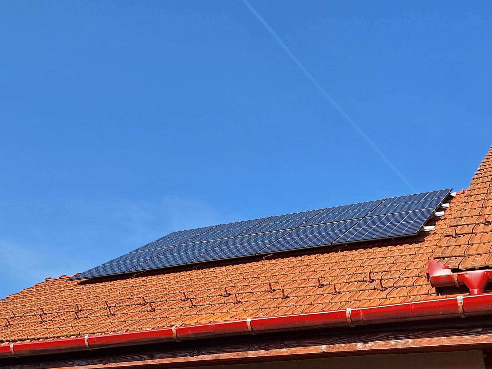 Panouri fotovoltaice pe acoperiș cu țiglă