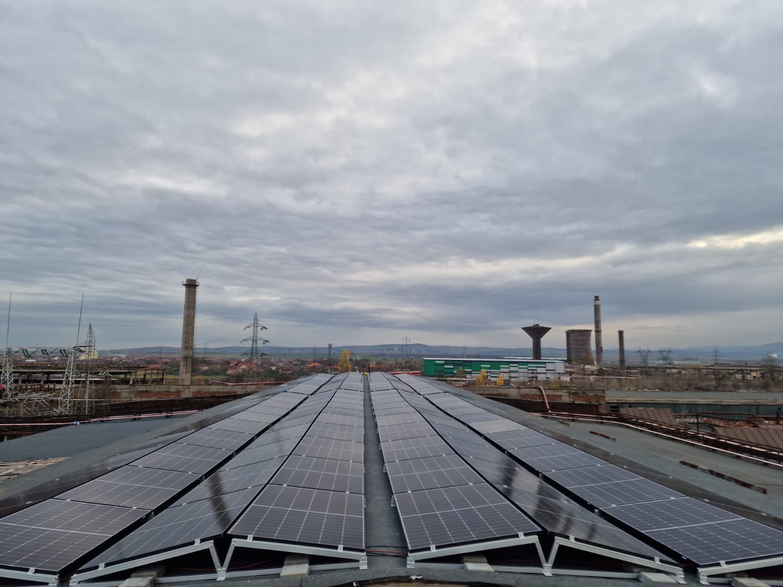 Panouri fotovoltaice pe acoperiș industrial