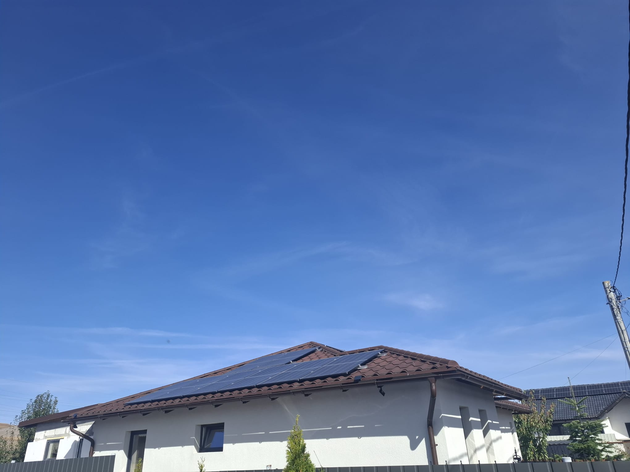 Panouri fotovoltaice pe acoperișul unei locuințe